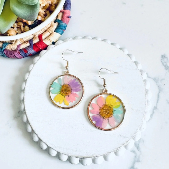 2/$30🌵 Bohemian Pastel Daisy Pressed Flower Earrings Acrylic Boho Gold NEW Gift - Picture 1 of 8